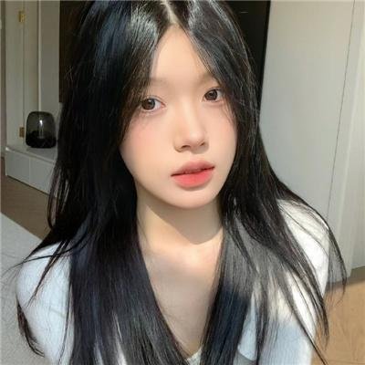 她行走于黑暗中